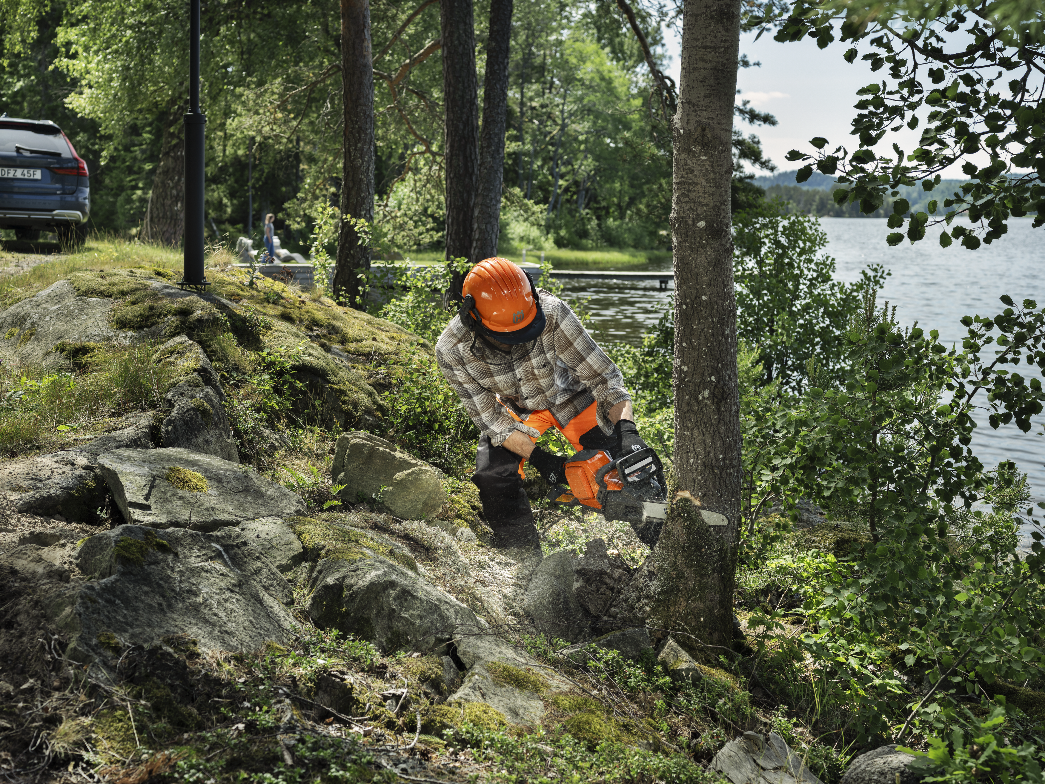 Husqvarna 242i mit Akku und Ladegerät – Motorsäge – Ansicht 3