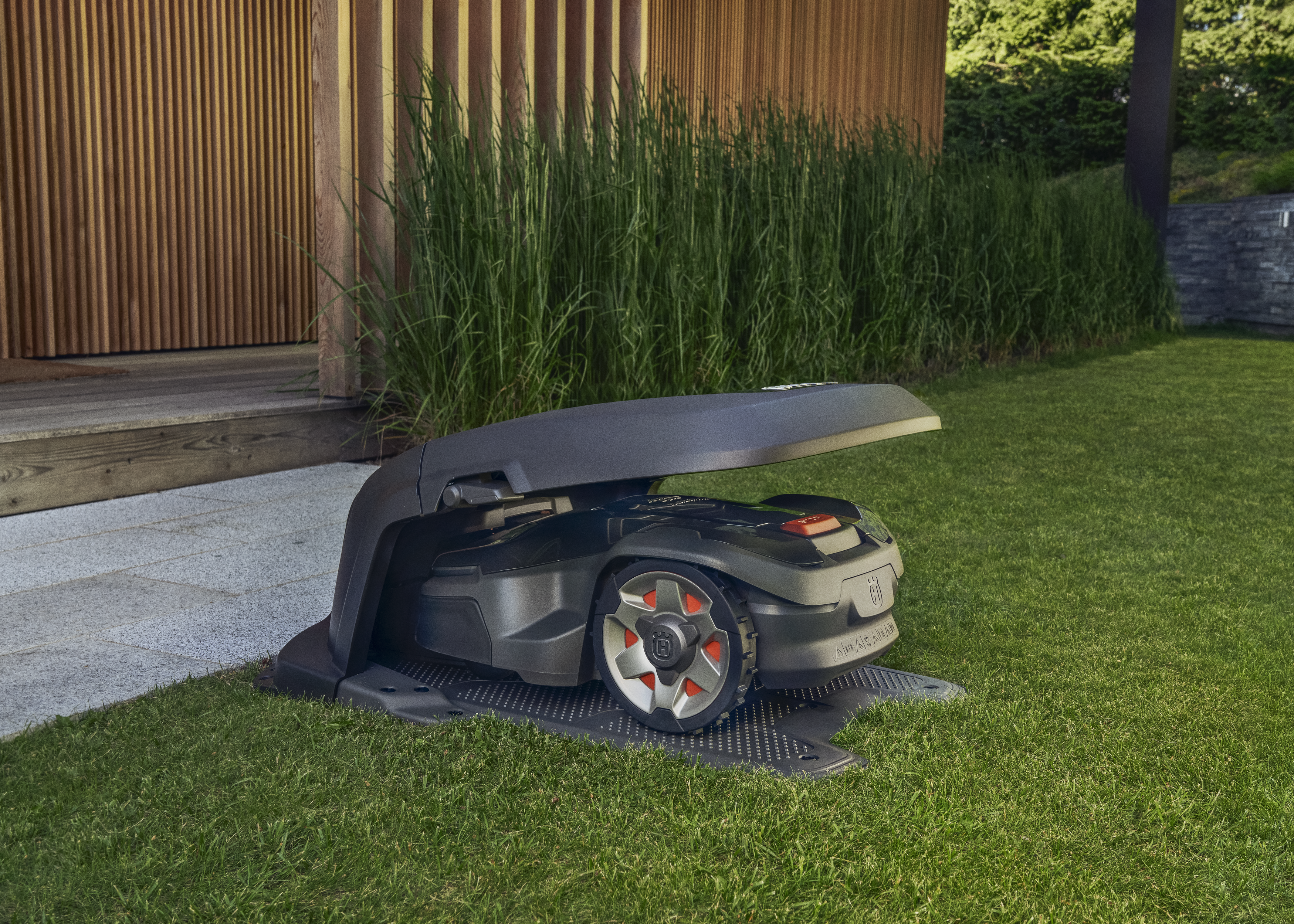 Husqvarna Automower® Garage – Roboterpflege und -Lagerung – Ansicht 1